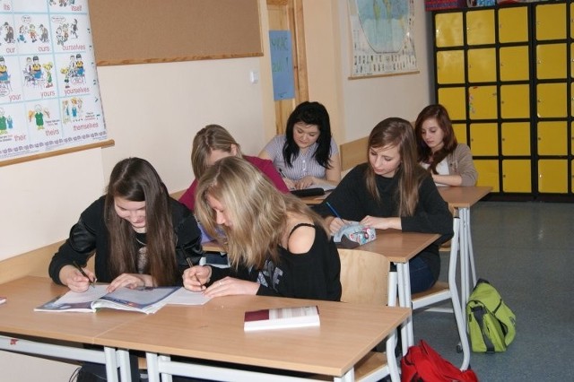 Biała szkoła opracowała specjalny program nauczania języka niemieckiego i języka angielskiego. Lekcje prowadzone są w grupach dobranych stosownie do stopnia znajomości języka przez uczniów.