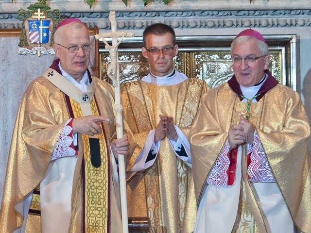 Abp Michalik otrzymał od abp Migliore jubileuszowy krzyż w kształcie laski.