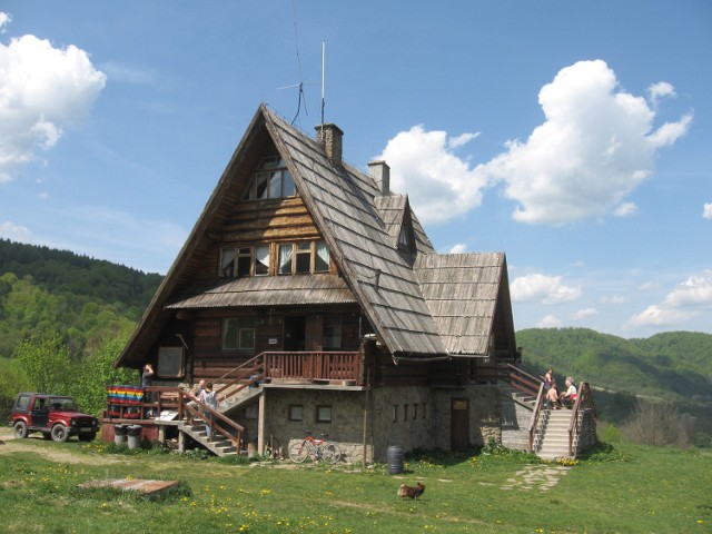 Schornisko Jaworzec powstało na terenie nieistniejącej wsi o tej samej nazwie.