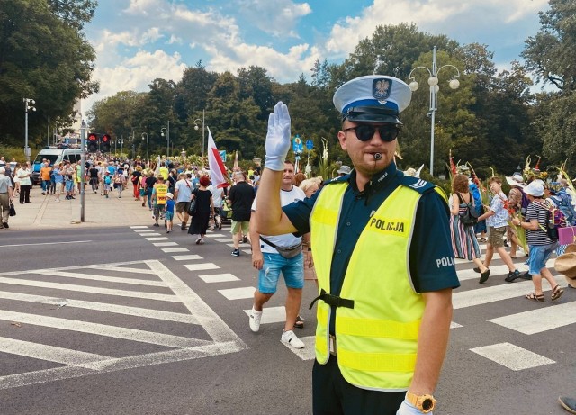 Pielgrzymki na Jasną Górę odbywają się pod czujnym okiem policji.Zobacz kolejne zdjęcia. Przesuwaj zdjęcia w prawo - naciśnij strzałkę lub przycisk NASTĘPNE