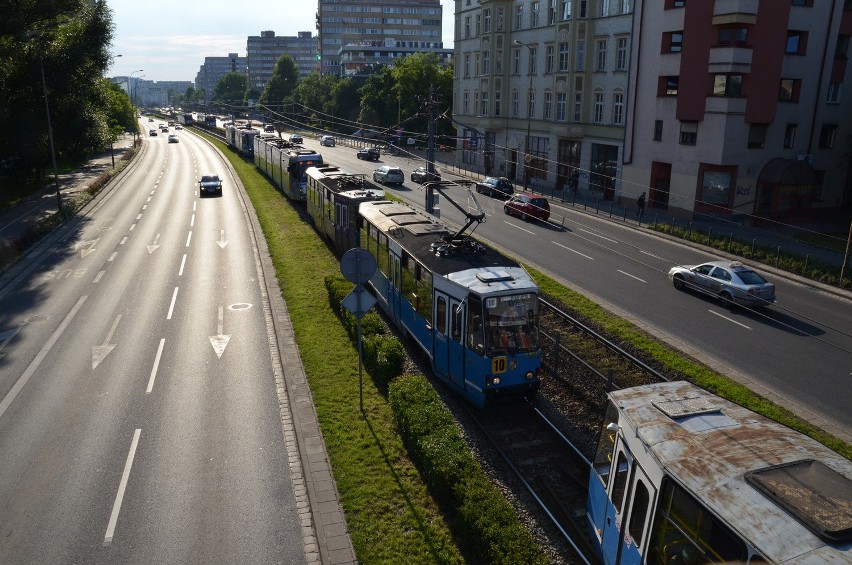 Wrocław: Korek tramwajowy wzdłuż Legnickiej. Powód to awaria zwrotnicy (FOTO)