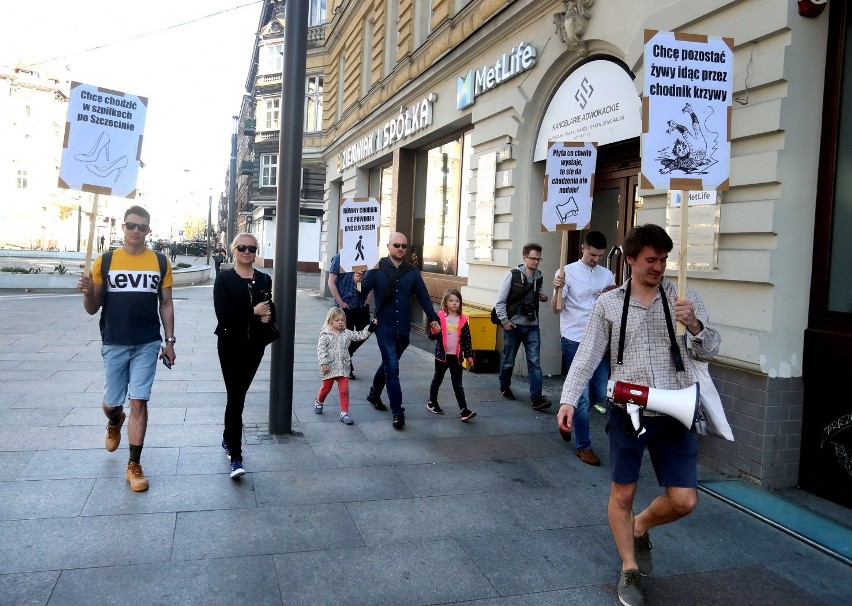 Skromny marsz przeciwko krzywym chodnikom w Szczecinie [ZDJĘCIA]