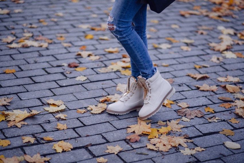 Jesienią warto postawić na buty sięgające za kostkę....