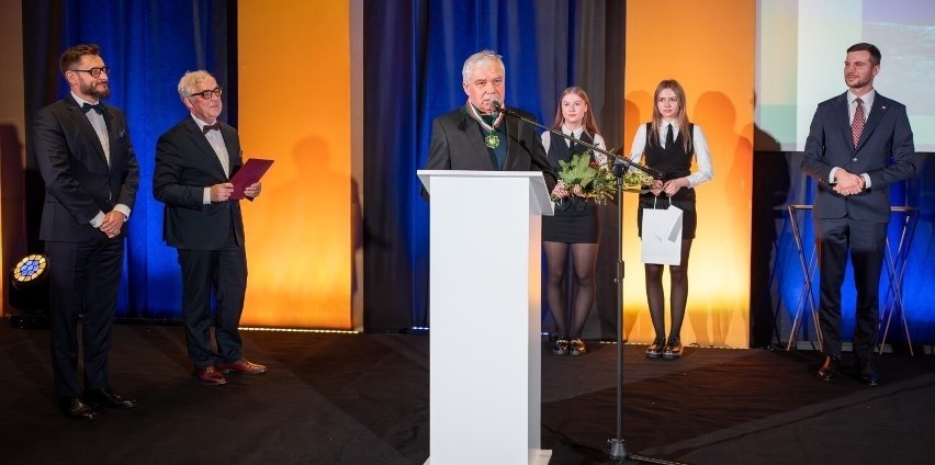 Stanisław Baj z medalem „Zasłużony Kulturze Gloria Artis”. Zobacz zdjęcia