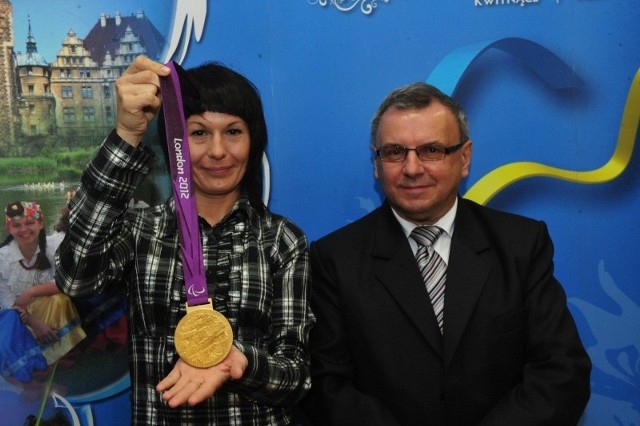 Barbara Niewiedział pokazuje medal zdobyty na paraolimpiadzie w Londynie. Obok marszałek Józef Sebesta.