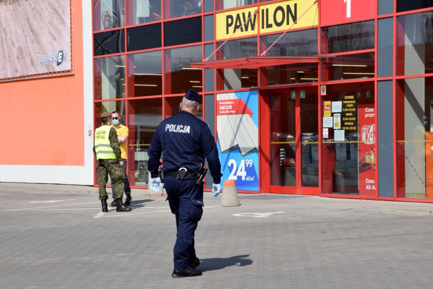 Policja przy marketach budowlanych w Świętokrzyskiem. Czy można robić zakupy podczas epidemii koronawirusa? (WIDEO) 