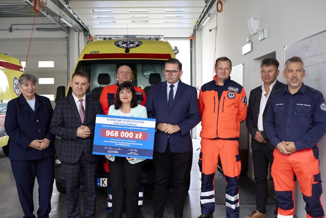 Symboliczny czek potwierdzający przyznanie 968 tys. zł na dwa nowe ambulanse z wyposażeniem podstawowym oraz defibrylatory przekazano w sobotę