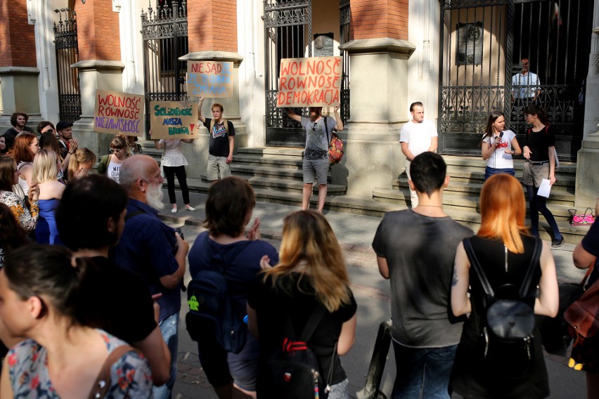 Kraków. Protest przed Collegium Novum Uniwersytetu Jagiellońskiego. Studenci domagają się „niepodległej nauki” [ZDJĘCIA]