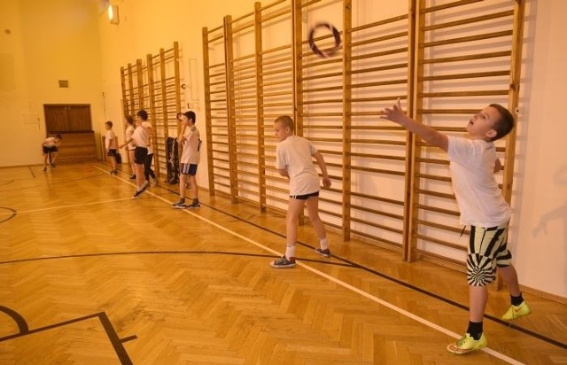 Uczniowie SP 111  podczas lekcji wf. Sala gimnastyczna jest też dla nich otwarta w czasie przerw.
