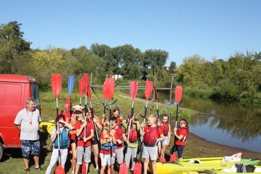 Wakacje z ratownikami w Białobrzegach. WOPR organizuje zajęcia dla dzieci, na kajakach i z nauką pływania