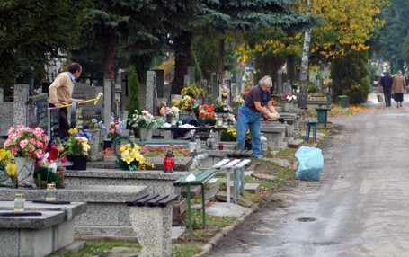 Choć ceny rosną, coraz więcej osób woli wynająć kogoś do mycia grobu, niż zrobić to samemu.