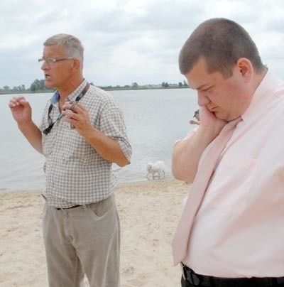 W sobotę na kąpielisku skonfrontowaliśmy racje obu stron. Zdzisław Marek (z prawej) uważa, że wójt Jacek Wójcicki nie miał podstaw, aby wypowiedzieć mu umowę dzierżawy kąpieliska w Karninie.