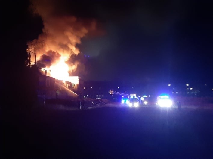 Pożar w Gdańsku. Płonął budynek na terenie Gedanii. Mieszkaniec: To jedno z największych podpaleń [zdjęcia, wideo]