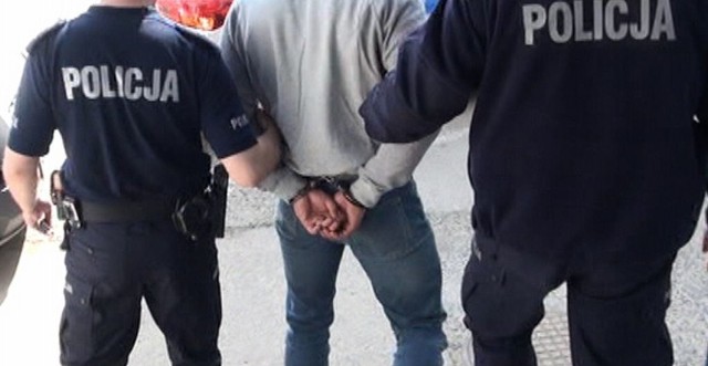 27-letni mieszkaniec Włocławka, który był ścigany listem gończym, miał pecha. Przypadkowo spotkał policjantów w klatce schodowej. Już trafił za kraty