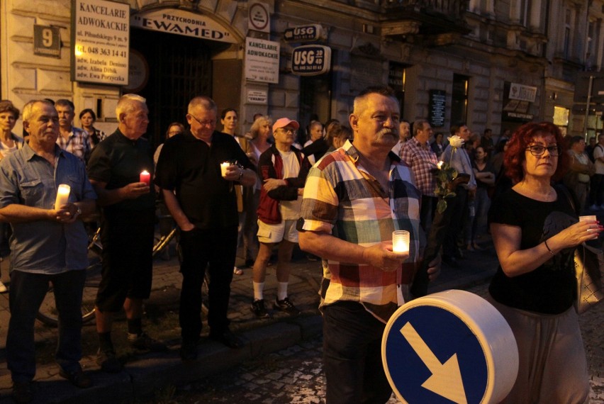 Manifestacja "Łańcuch Światła" w Radomiu. Kilkaset osób protestowało w obronie wolnych sądów