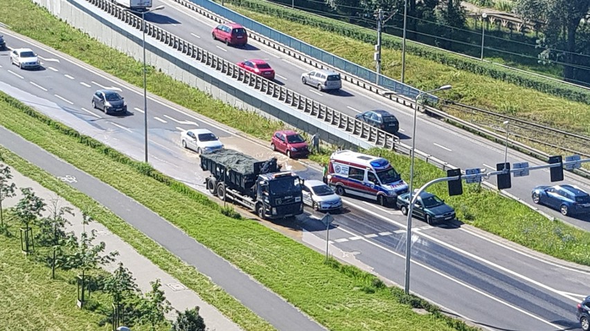 Wypadek na Lotniczej. Woda leje się z wyrwanego hydrantu