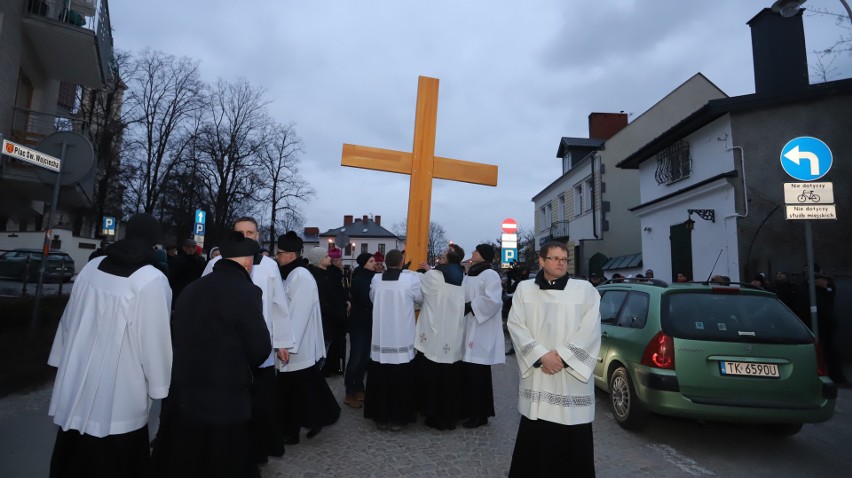 Miejska Droga Krzyżowa przeszła ulicami Kielc. Przewodniczyli jej biskupi, a krzyż nieśli przedstawiciele różnych środowisk. Zobacz zdjęcia 