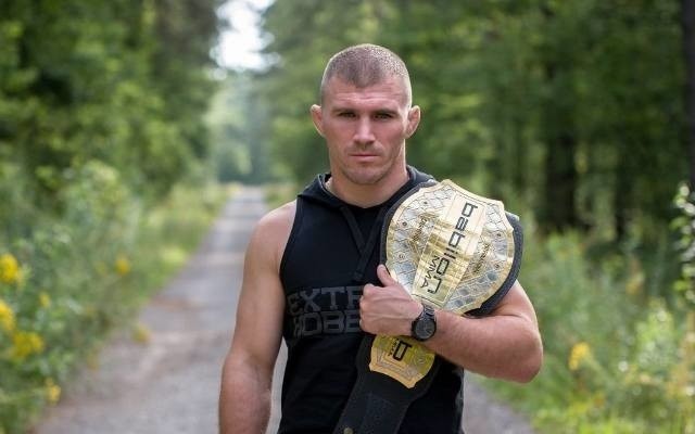 Daniel Rutkowski pokonał Rene Runge na gali Babilon MMA w Legionowie.