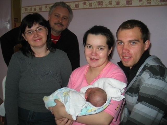 Pierwszą głogowianką urodzoną w 2009 roku jest Agnieszka Półtorak. Sfotografowaliśmy ją z babcią i dziadkiem: Ewą i Leszkiem Piaseckimi, oraz rodzicami: Elżbietą i Krzysztofem Półtorakami.