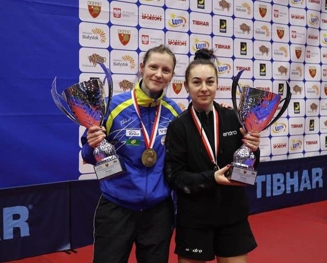 Kinga Stefańska (z lewej) złoty medal zdobyła w deblu z Natalią Bajor.