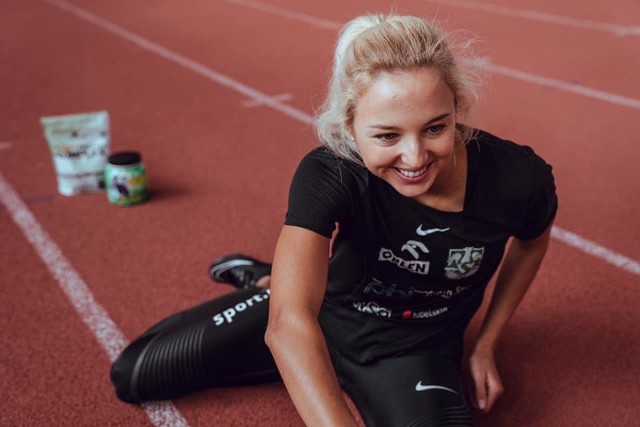 Kolejny medal do swojej bogatej kolekcji dołożyła pochodząca z Sandomierza utytułowana lekkoatletka Karolina Kołeczek. Na Halowych Mistrzostwach Polski w Toruniu zdobyła srebrny medal w biegu na 60 metrów przez płotki. Zawodniczka reprezentująca obecnie AZS UMCS Lublin była druga z wynikiem - 8.08. W biegu tym zwyciężyła Klaudia Siciarz z AZS AWF Kraków, która uzyskała czas  8.02 sekundy. Zobaczcie jak zmieniała się nasza płotkarka, mamy zdjęcia od 2010 roku. Zachęcamy do obejrzenia. (dor)