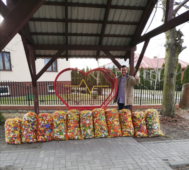 Mieszkańcy gminy Golub-Dobrzyń bardzo angażują się w zbiórkę nakrętek. W zaledwie w 4 tygodnie do serca w Ostrowitem trafiło 100 kg plastiku. Dochód ze sprzedaży pójdzie na wsparcie małego Wojtusia