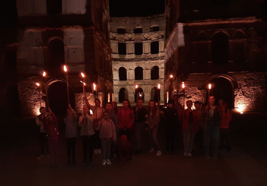 Nocne zwiedzanie zamku Krzyżtopór. Uczniowie z Ujazdu spędzili niezapomniany wieczór. Zobacz zdjęcia