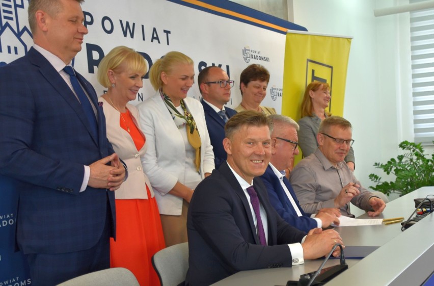Zmodernizują drogę i most w Słowikowie w gminie Przytyk. W Starostwie Powiatowym w Radomiu została podpisana umowa o rozpoczęciu inwestycji