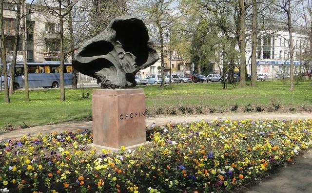 Pomnik Chopina w parku Kościuszki, wrócił już na stare miejsce przy alei biskupa Jana Chrapka.