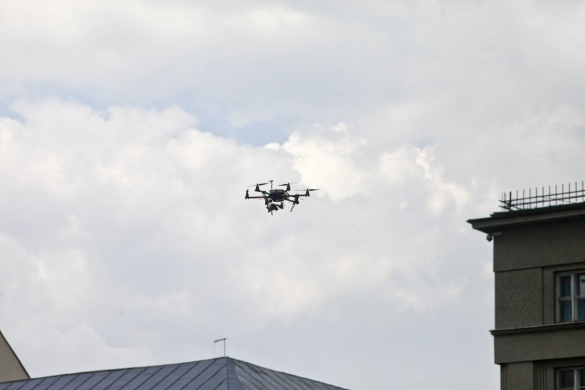 Tajemniczy dron budzi niepokój. Ktoś zagląda do wnętrza mieszkań w Mierzynie