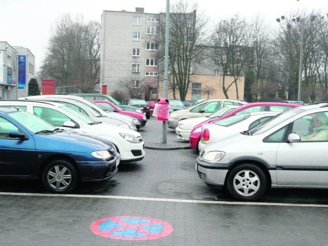 Na parkingu przed Kauflandem zostawia samochody wielu pabianiczan, którzy pracują w centrum i chcą uniknąć opłat za postój.