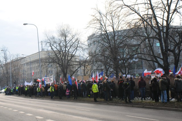 Demonstracja KOD-u w obronie wolności mediów w Krakowie.