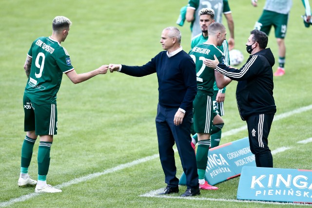 Śląsk Wrocław wygrał z Rakowem Częstochowa 1:0 w meczu 12. kolejki PKO Ekstraklasy. Oceniliśmy piłkarzy WKS-u za występ w tym spotkaniu. Oceny w skali 1-10, gdzie 10 to klasa światowa, a 1 występ poniżej wszelkiej krytyki. WAŻNE! Do kolejnych piłkarzy można przejść za pomocą gest&oacute;w na telefonie lub strzałek!