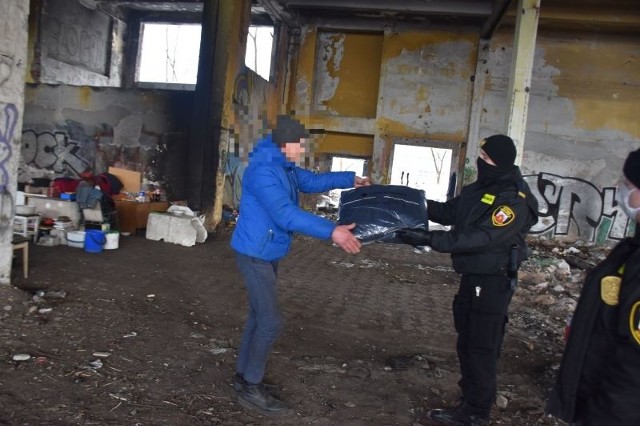 Bezdomni żyjący w Grudziądzu otrzymali kurtko-śpiwory od strażników miejskich by łatwiej było przetrwać mroźne dni i noce. Podarunki przekazał urząd marszałkowski