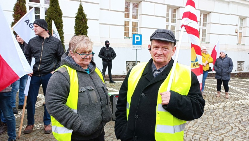 Protestujący rolnicy pod urzędem wojewódzkim w Bydgoszczy.