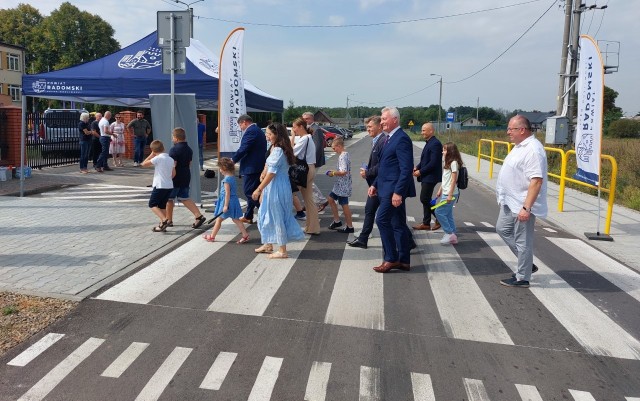 W Dzierzkówku Starym w gminie Skaryszew została otwarta zmodernizowana droga przy szkole.