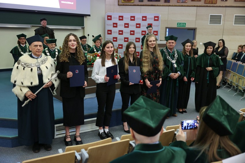Politechnika Świętokrzyska w Kielcach ma nowych inżynierów i magistrów. Uroczyście wręczono dyplomy. Zobacz zdjęcia