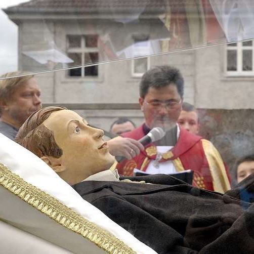 Tlumy wiernych przywitaly relikwie św. Dominika Savio, które przybyly do kościola św. Rodziny w Slupsku. Relikwiarz przyjechal pilotowany przez radiowóz policyjny.