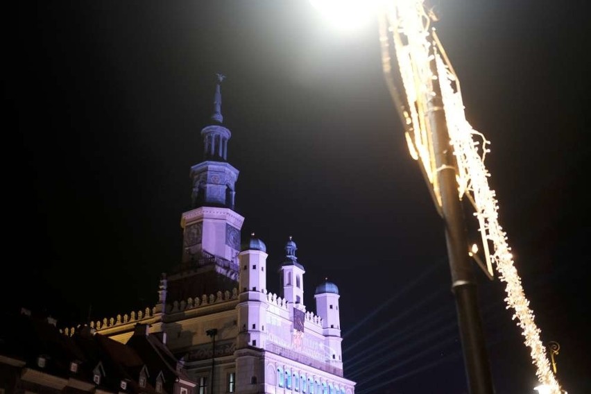 Zapalono lampki na choince przed ratuszem. Cały Poznań już się świeci na świątecznie [ZDJĘCIA]