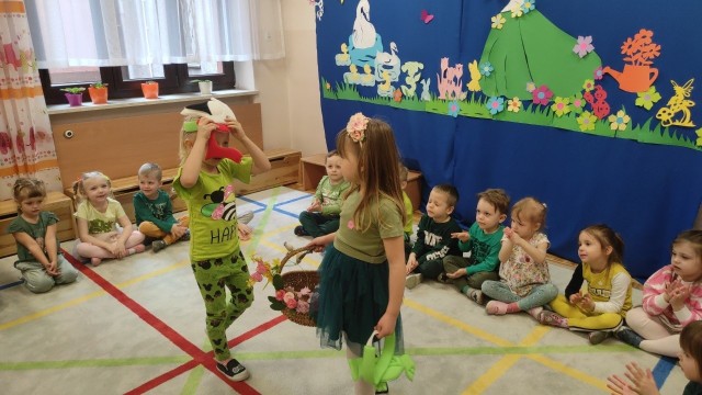 Dzieci z przedszkola świętej Rodziny w Przysusze przywitały Panią Wiosnę wesołym śpiewem.