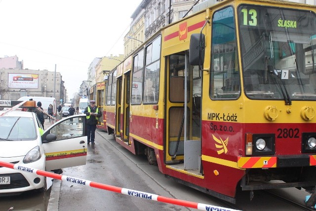 Motorniczy 13 tłumaczył, że zobaczył pieszych w ostatniej chwili, ponieważ wyszli zza zaparkowanego samochodu. Na filmie widać, że to nieprawda.