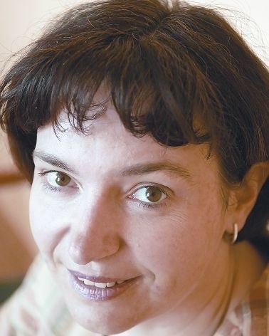 BEATA ORŁOWSKA Ma 40 lat, mieszka w Strzelcch Krajeńskich. Mężatka, ma dwie córki bliźniaczki: Elwirę i Elizę.