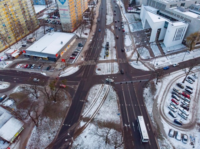 Toruń się zmienia. Miasto przeznacza na nowe inwestycje miliony złotych. Dzięki temu powstają nowe drogi i obiekty. Jakie inwestycje rozpoczną się w tym roku, a jakie się zakończą? Co słychać na placach budowy? Gdzie musimy liczyć się z opóźnieniami? Sprawdź w naszej galerii!WIĘCEJ NA KOLEJNYCH STRONACH>>>