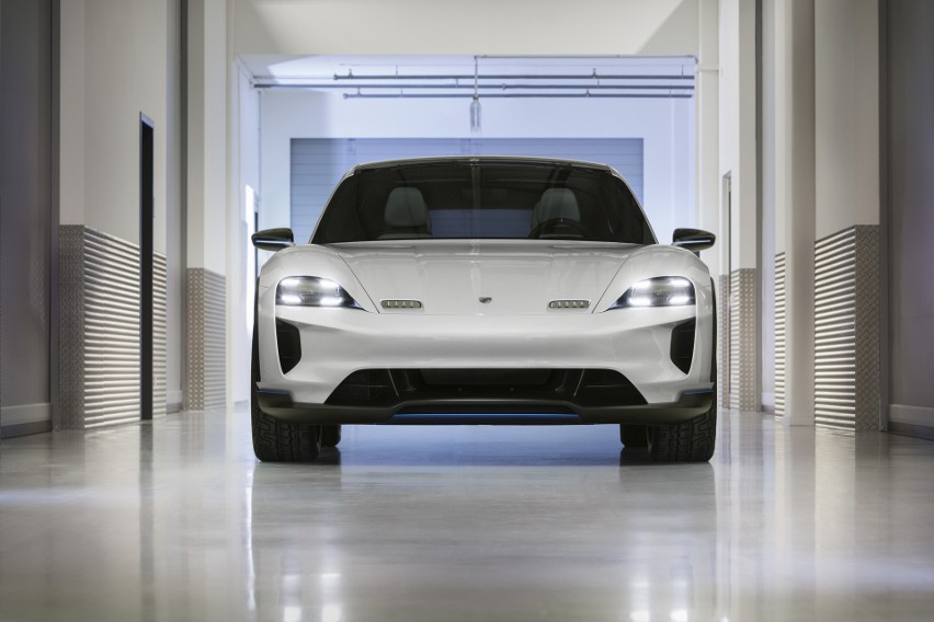 W Genewie debiutuje Porsche Mission E Cross Turismo –...