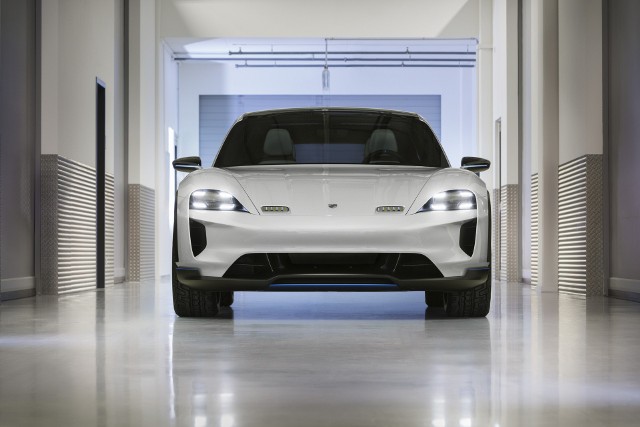 W Genewie debiutuje Porsche Mission E Cross Turismo – studium koncepcyjne elektrycznego modelu typu CUV (Cross Utility Vehicle). Fot. Porsche