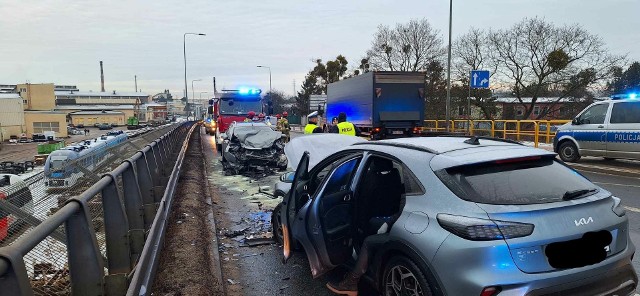 Na ulicy Pileckiego w Bydgoszczy zderzyły się dwa samochody - kia i ford