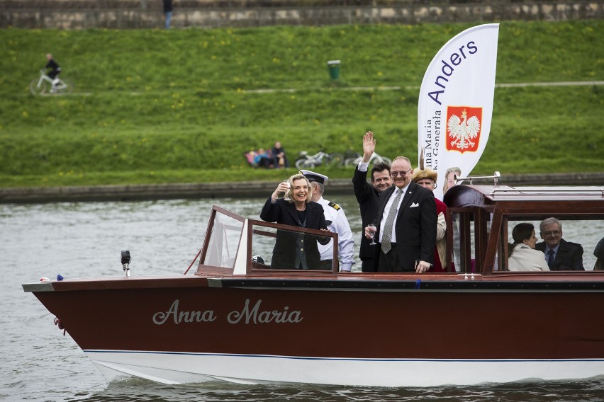 Nadanie imienia łodzi "Anna Maria".