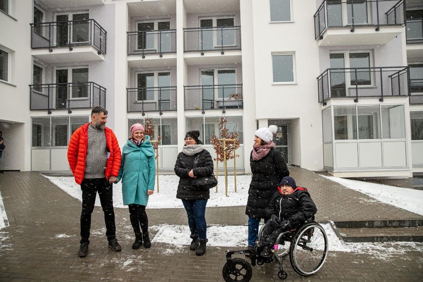 Pierwsi lokatorzy odebrali klucze do nowych mieszkań na...