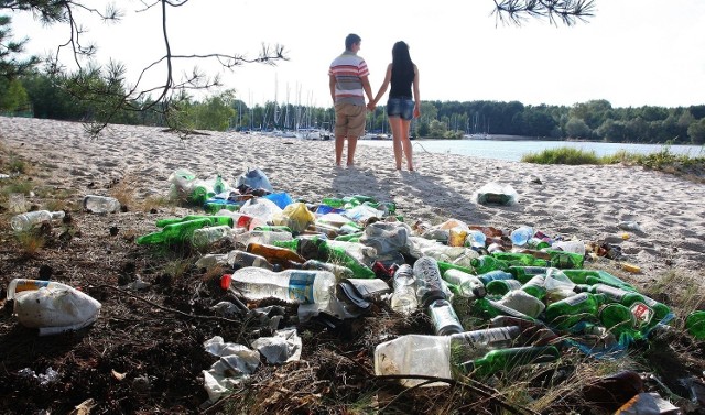 Co roku uczestnicy akcji "Break Free From Plastic" liczą i dokumentują plastikowe śmieci, które zbierają w różnych zakątkach świata. W 2020 roku zebrano blisko 350 tys. sztuk plastikowych opakowań z 55 krajów. Analizując je, stworzono ranking światowych firm, których opakowań zebrano najwięcej. Zobacz, które firmy produkują najwięcej plastikowych śmieci - zestawienie obejmuje 10 koncernów, których śmieci znaleziono w największej liczbie krajów. Zobacz ranking ---->