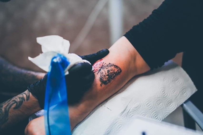 Dla Frania robią tatuaże i kolczyki przez cały weekend. Akcja Zombi Black-Art Studio Tatuażu Artystycznego w Namysłowie